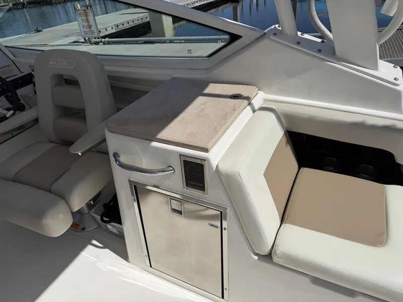 Slide: The Image of Boston Whaler 280 VANTAGE 2021 - 12