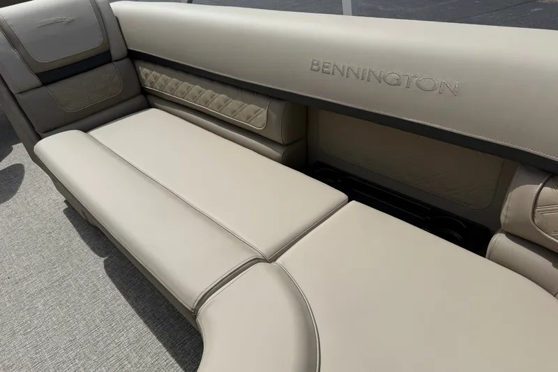 Slide: The Image of Bennington 25SSB DINETTE 2026 - 18