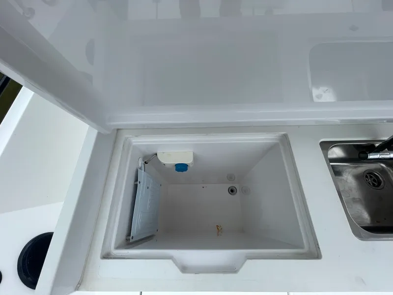 Slide: The Image of Axopar 37 CROSS CABIN 2020 - 9