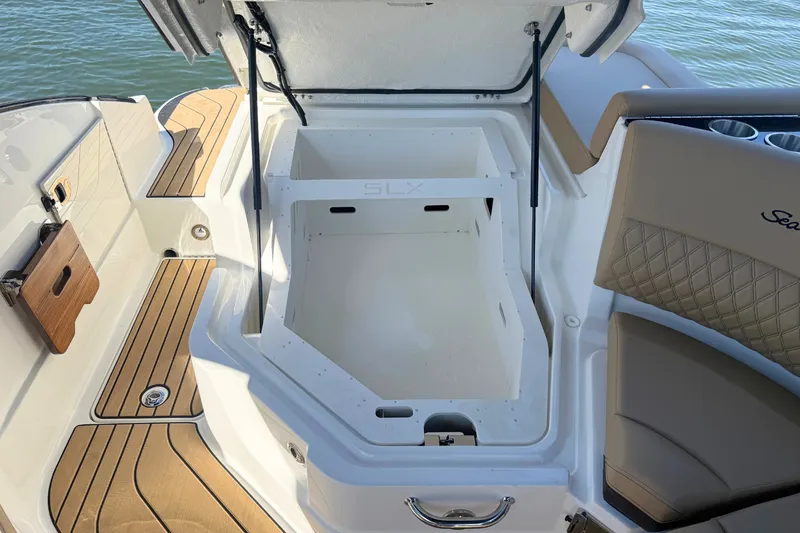 Slide: The Image of Sea Ray SLX 260 Outboard 2026 - 15