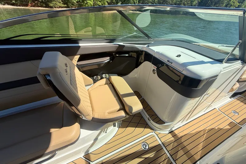 Slide: The Image of Sea Ray SLX 260 Outboard 2026 - 17