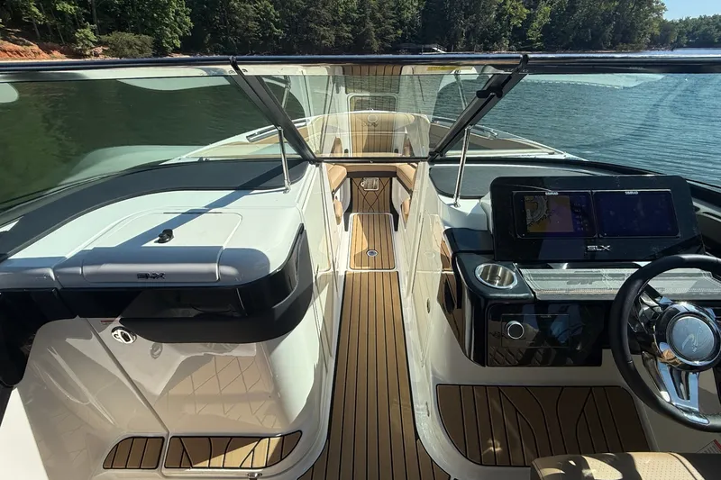Slide: The Image of Sea Ray SLX 260 Outboard 2026 - 25
