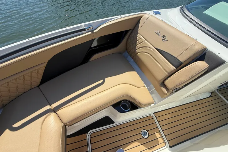 Slide: The Image of Sea Ray SLX 260 Outboard 2026 - 28