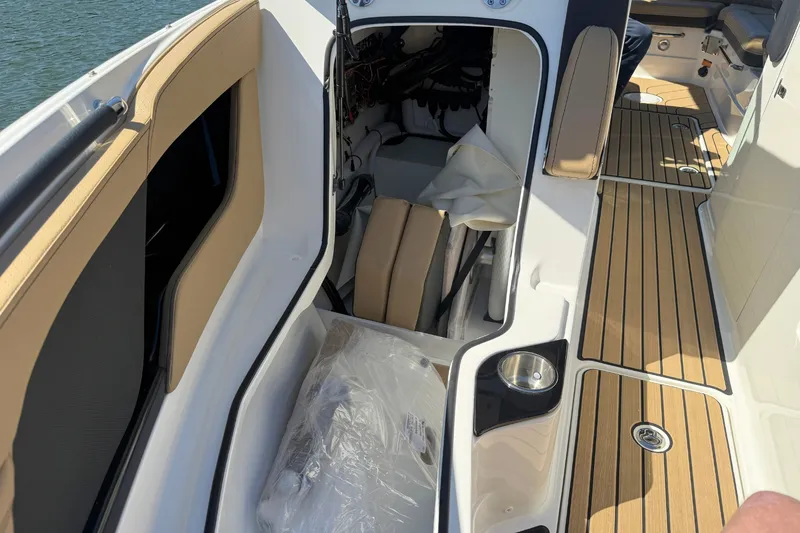Slide: The Image of Sea Ray SLX 260 Outboard 2026 - 29
