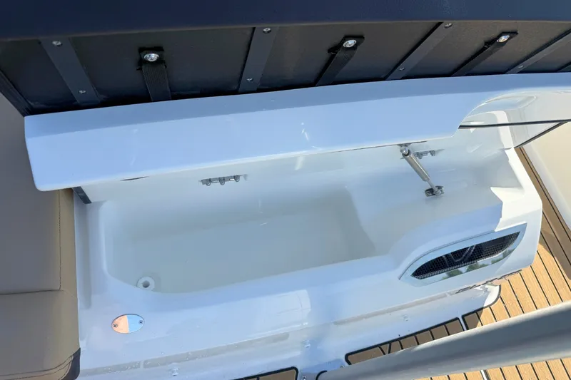 Slide: The Image of Sea Ray SLX 260 Outboard 2026 - 9