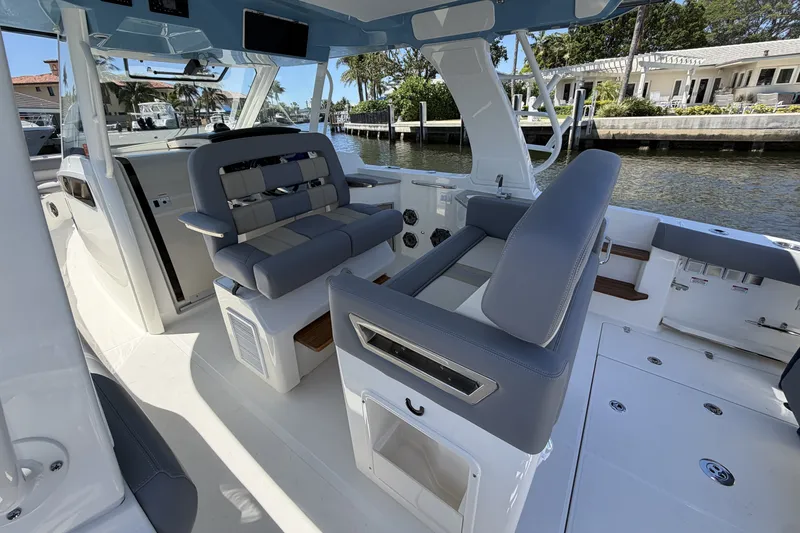 Slide: The Image of Boston Whaler 350 REALM 2024 - 47