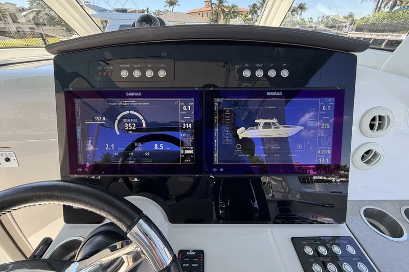 Slide: The Image of Boston Whaler 350 REALM 2024 - 58