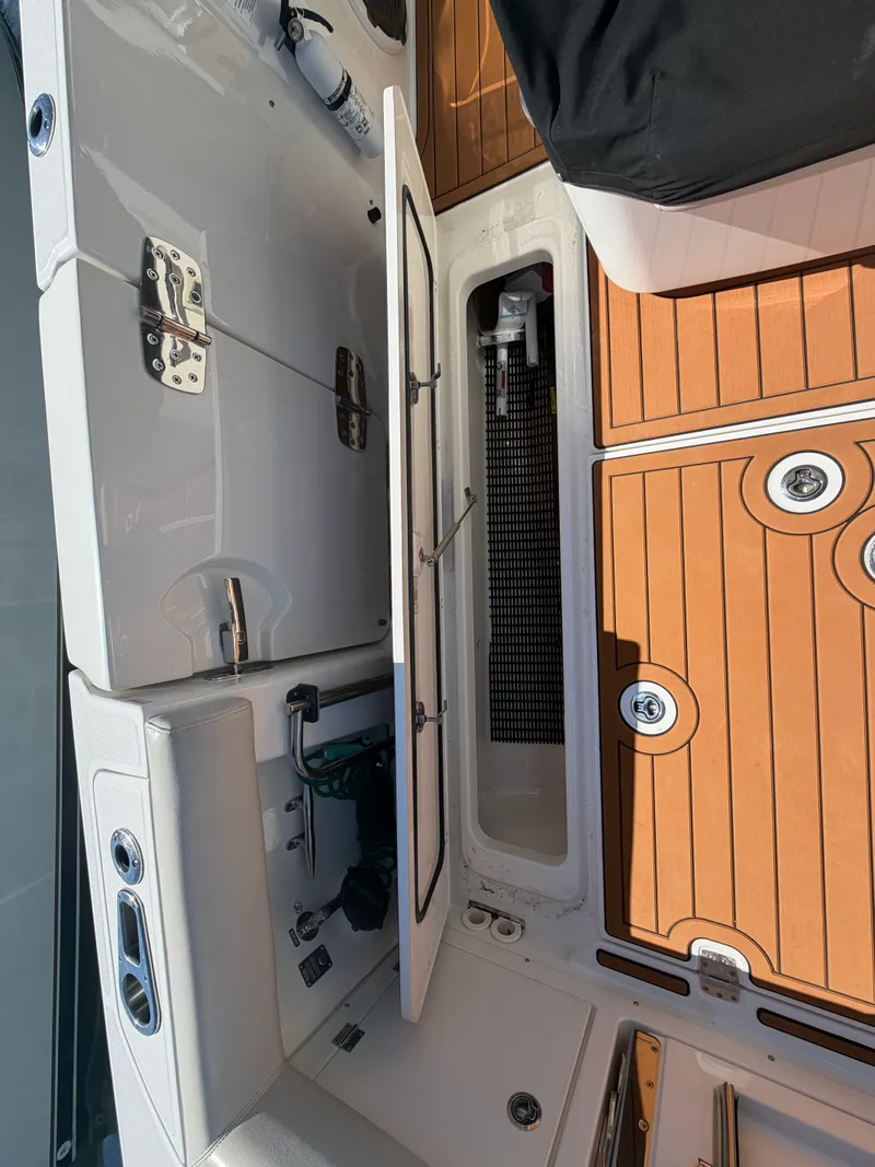 Slide: The Image of Boston Whaler 380 OUTRAGE 2021 - 11