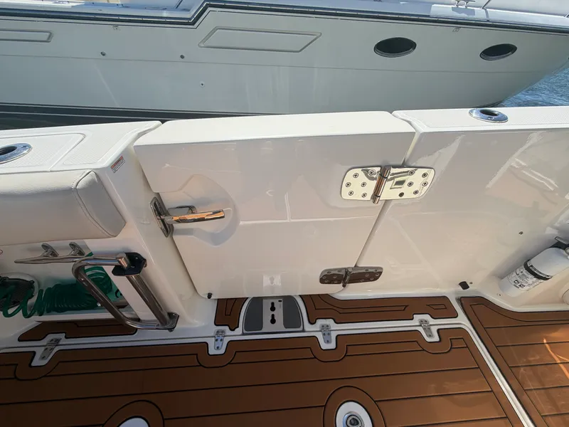 Slide: The Image of Boston Whaler 380 OUTRAGE 2021 - 12