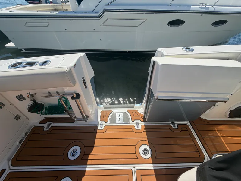 Slide: The Image of Boston Whaler 380 OUTRAGE 2021 - 13