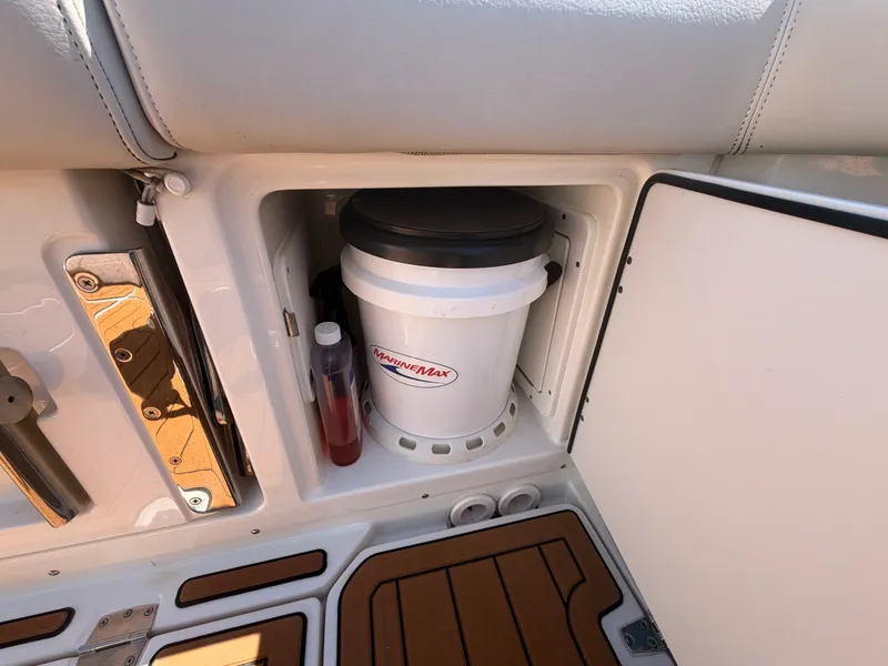 Slide: The Image of Boston Whaler 380 OUTRAGE 2021 - 16