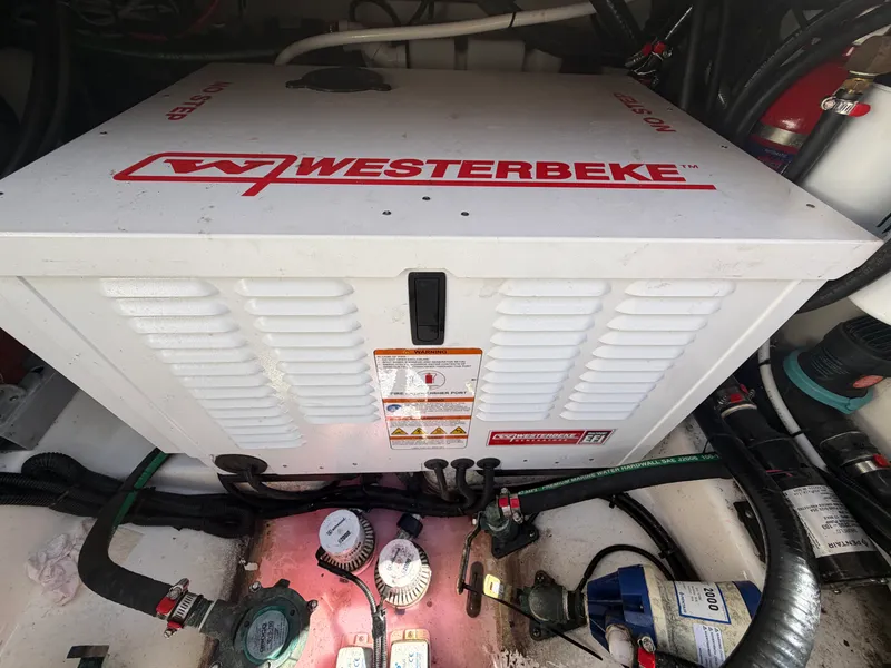 Slide: The Image of Boston Whaler 380 OUTRAGE 2021 - 19