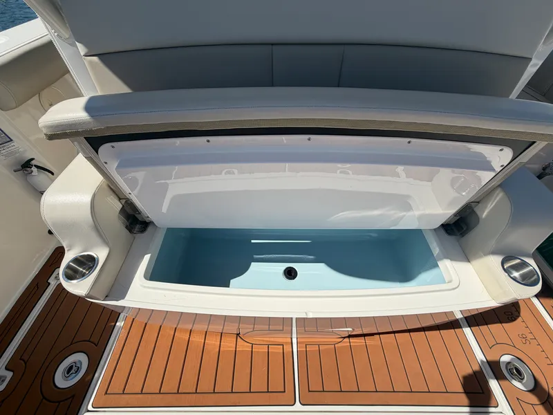 Slide: The Image of Boston Whaler 380 OUTRAGE 2021 - 22