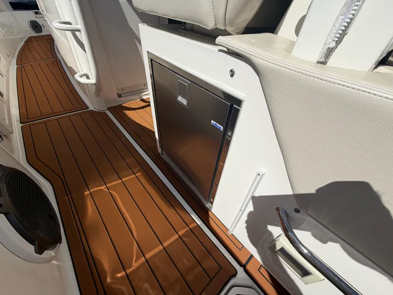 Slide: The Image of Boston Whaler 380 OUTRAGE 2021 - 24