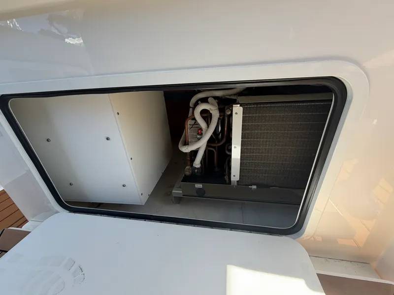 Slide: The Image of Boston Whaler 380 OUTRAGE 2021 - 28