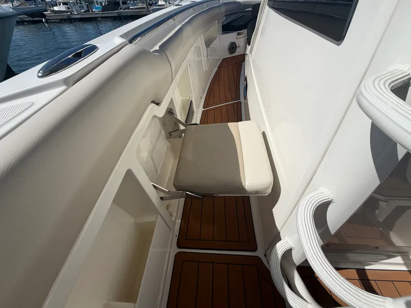 Slide: The Image of Boston Whaler 380 OUTRAGE 2021 - 32
