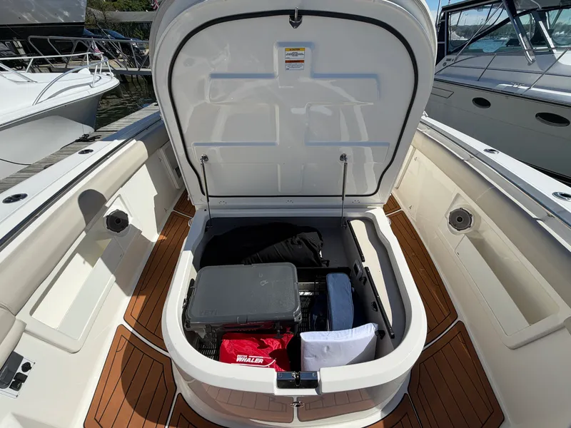 Slide: The Image of Boston Whaler 380 OUTRAGE 2021 - 39