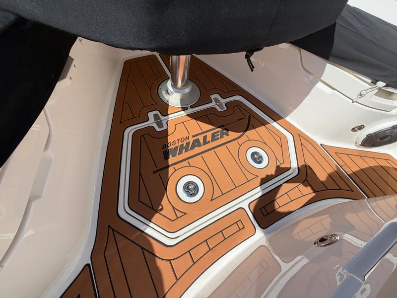 Slide: The Image of Boston Whaler 380 OUTRAGE 2021 - 40