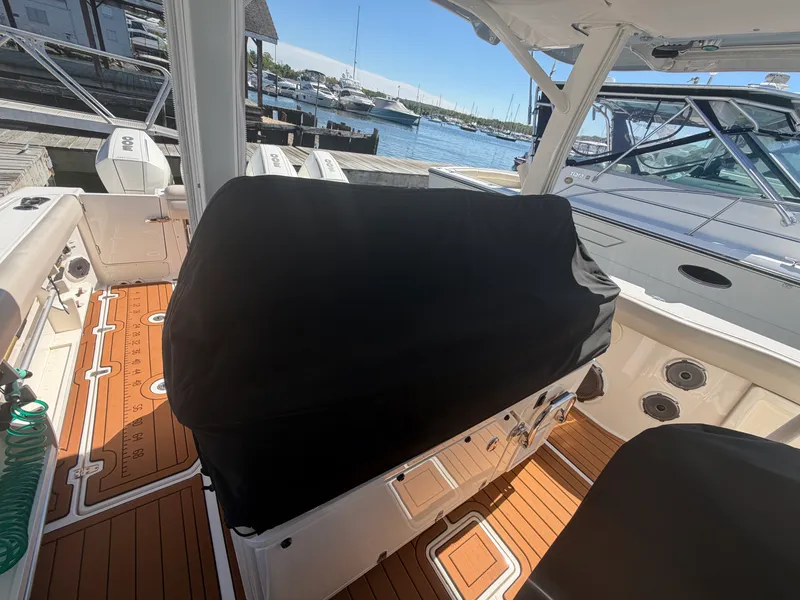 Slide: The Image of Boston Whaler 380 OUTRAGE 2021 - 7