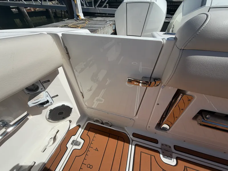 Slide: The Image of Boston Whaler 380 OUTRAGE 2021 - 8