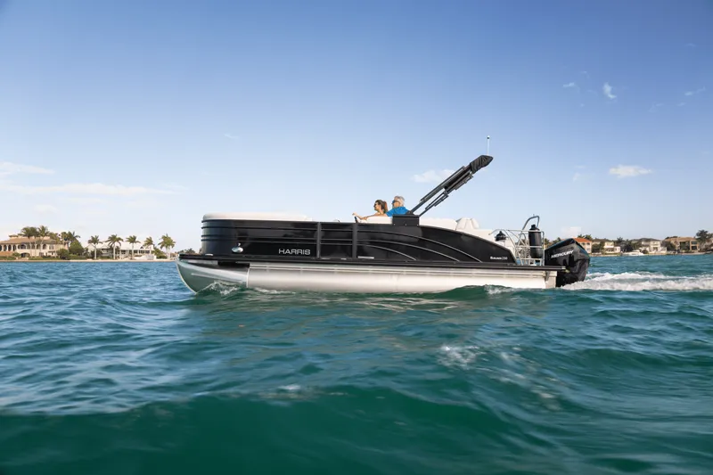 Slide: The Image of Harris Sunliner 230 2025 - 2