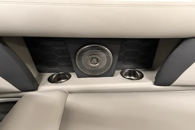 Slide: The Image of Four Winns HD3 2025 - 10