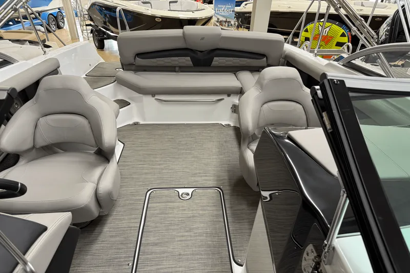 Slide: The Image of Four Winns HD3 2025 - 11