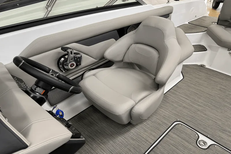 Slide: The Image of Four Winns HD3 2025 - 12