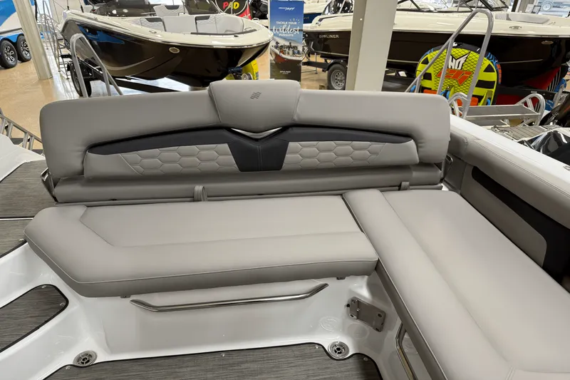 Slide: The Image of Four Winns HD3 2025 - 14