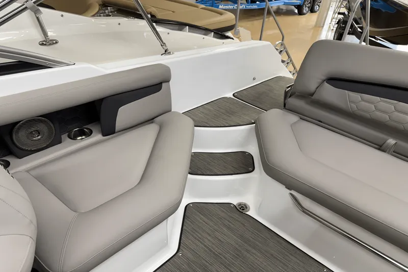 Slide: The Image of Four Winns HD3 2025 - 15