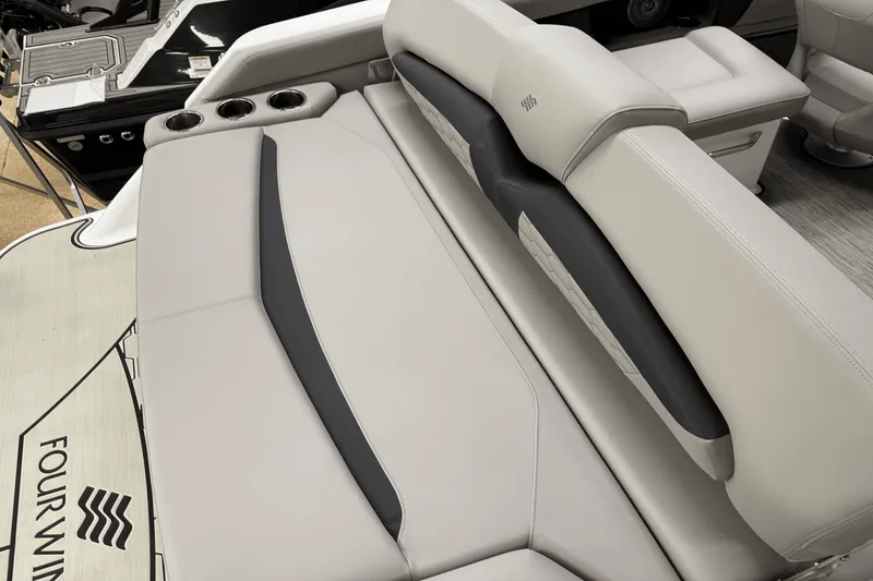 Slide: The Image of Four Winns HD3 2025 - 16