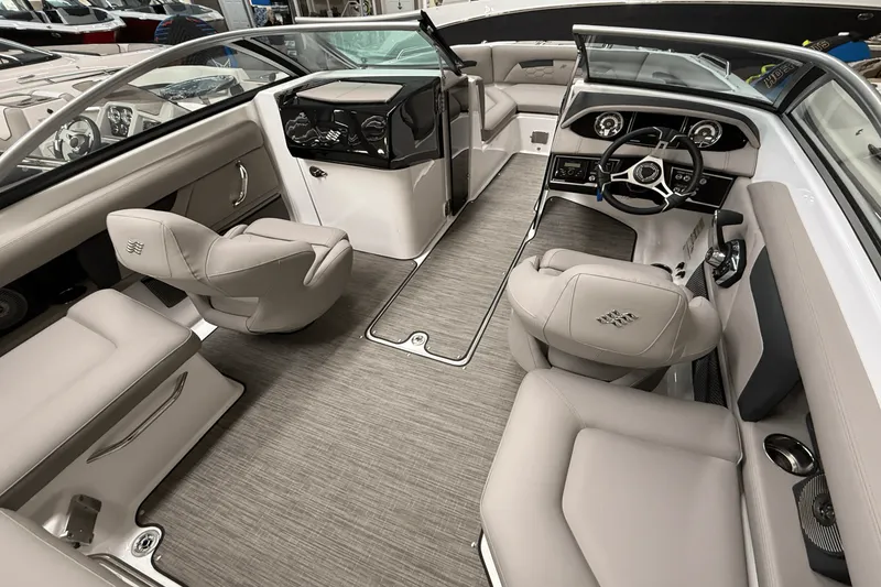 Slide: The Image of Four Winns HD3 2025 - 17