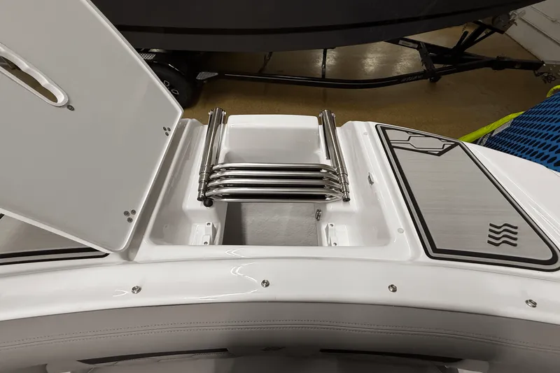 Slide: The Image of Four Winns HD3 2025 - 18