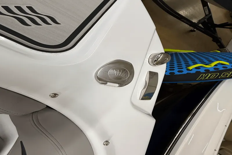 Slide: The Image of Four Winns HD3 2025 - 19