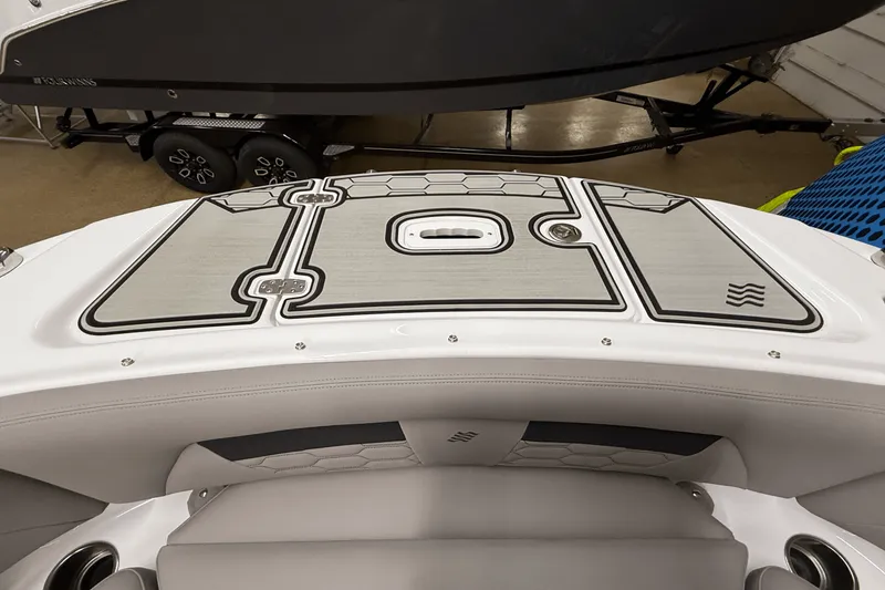 Slide: The Image of Four Winns HD3 2025 - 2