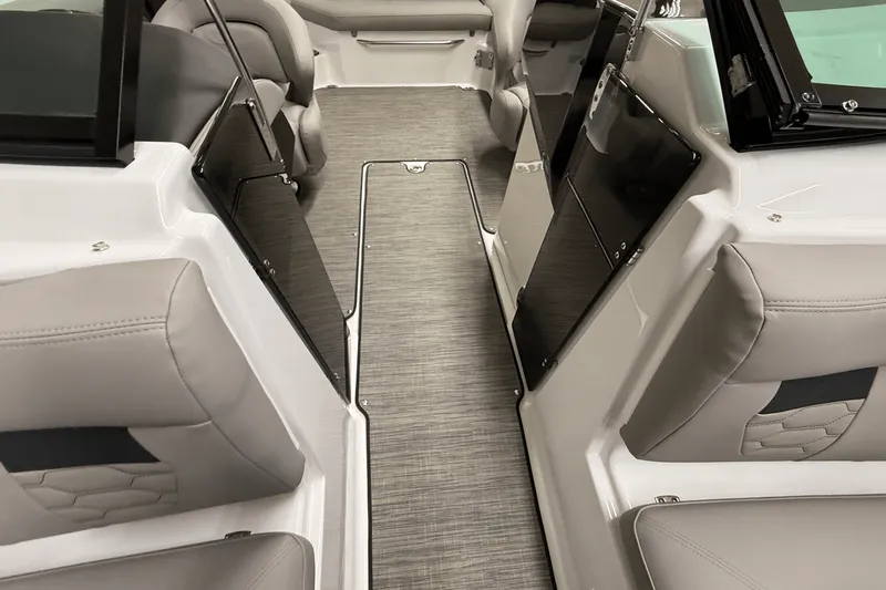 Slide: The Image of Four Winns HD3 2025 - 20