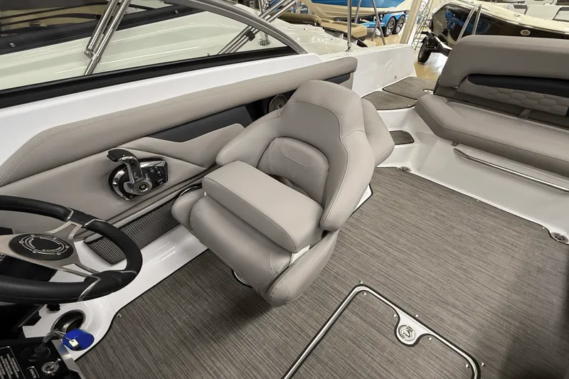 Slide: The Image of Four Winns HD3 2025 - 21