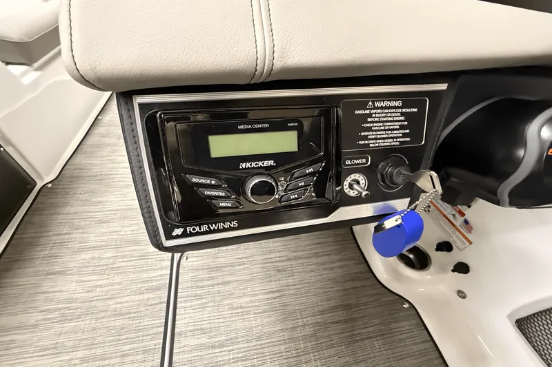 Slide: The Image of Four Winns HD3 2025 - 22