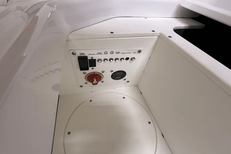 Slide: The Image of Four Winns HD3 2025 - 25