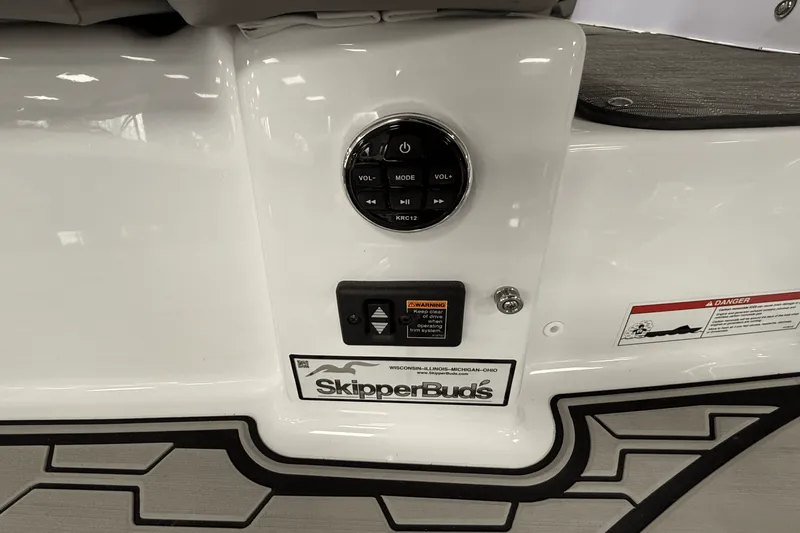 Slide: The Image of Four Winns HD3 2025 - 27