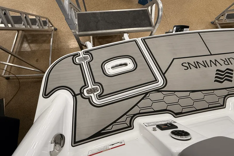 Slide: The Image of Four Winns HD3 2025 - 30