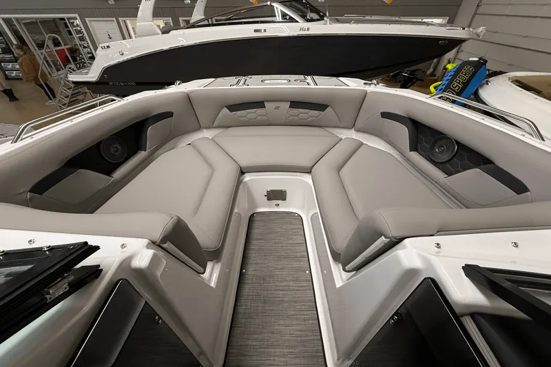 Slide: The Image of Four Winns HD3 2025 - 4