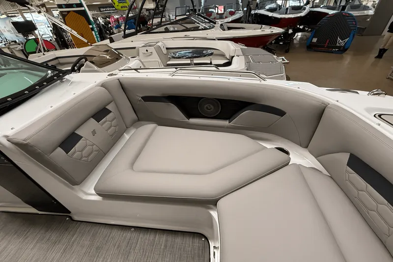 Slide: The Image of Four Winns HD3 2025 - 5