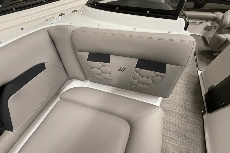 Slide: The Image of Four Winns HD3 2025 - 6