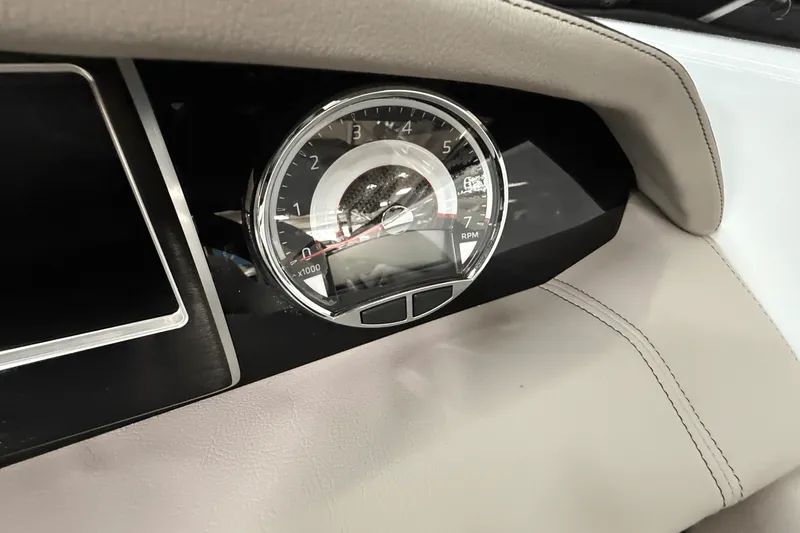 Slide: The Image of Four Winns HD3 2025 - 8