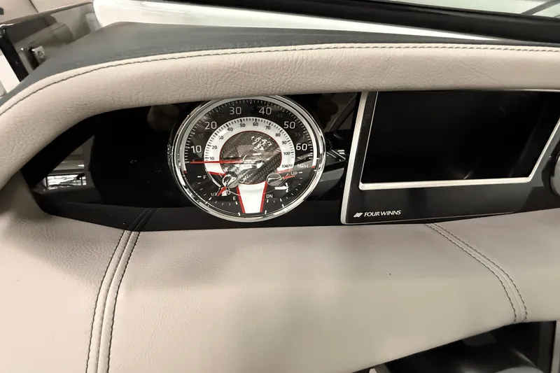 Slide: The Image of Four Winns HD3 2025 - 9