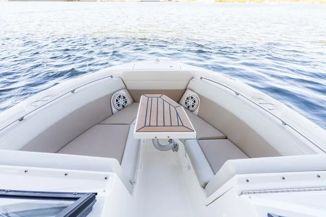 Slide: The Image of Boston Whaler 210 Vantage 2026 - 6