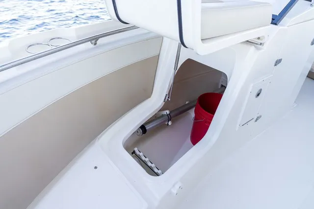 Slide: The Image of Boston Whaler 210 Vantage 2026 - 4