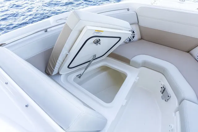 Slide: The Image of Boston Whaler 210 Vantage 2026 - 3