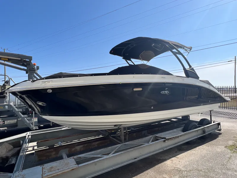 Slide: The Image of Sea Ray 270 SDX 2022 - 2